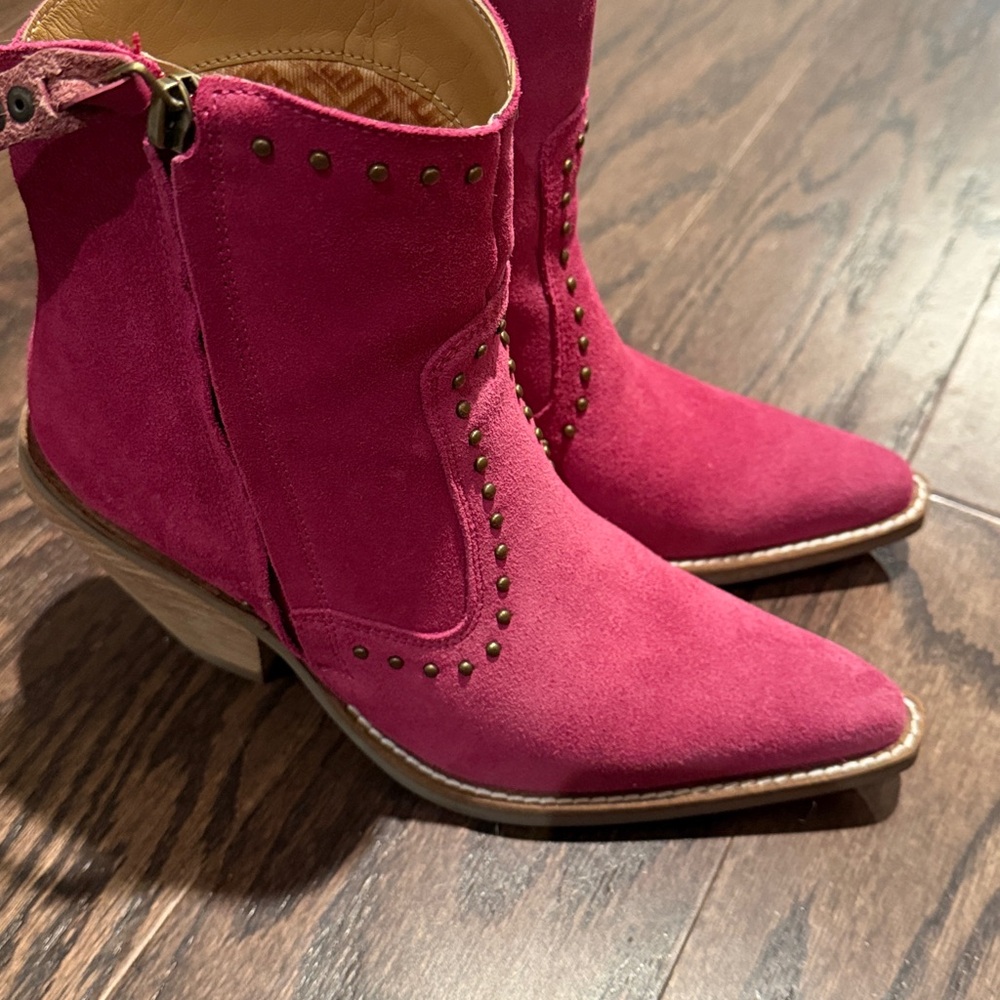 Dingo magenta pink Leather/suede Boots sz6.5 . Stacked wood heel. W/brass studs - Picture 2 of 5